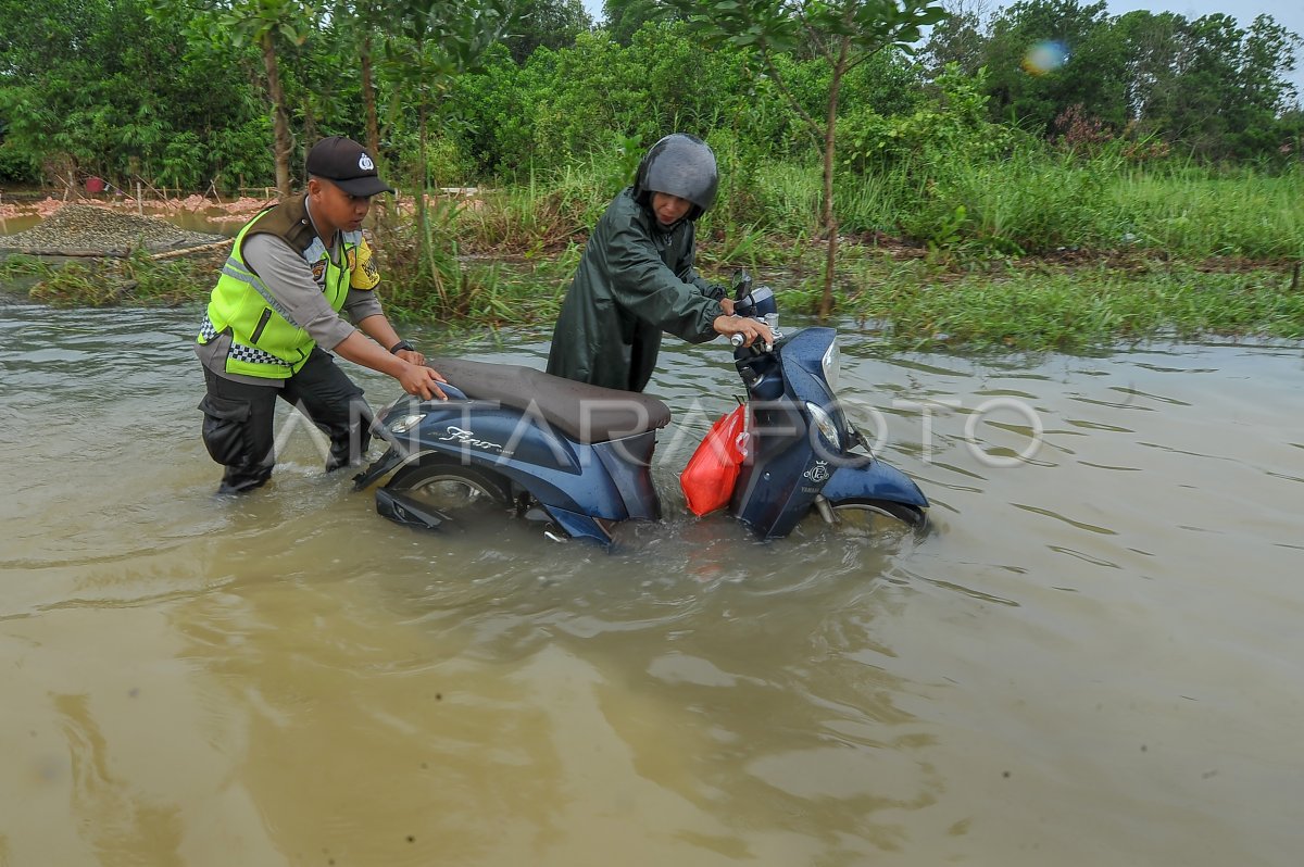 Patroli polisi saat banjir di Jambi