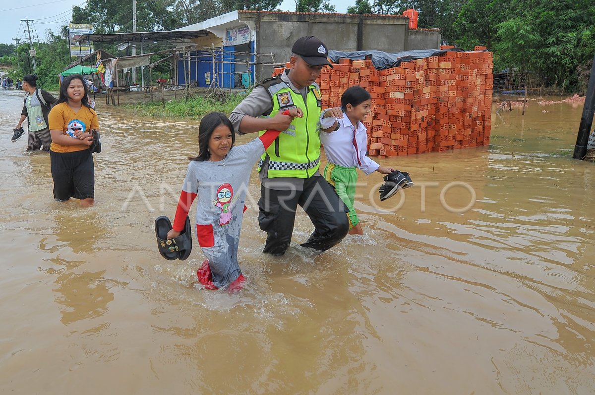 Patroli polisi saat banjir di Jambi