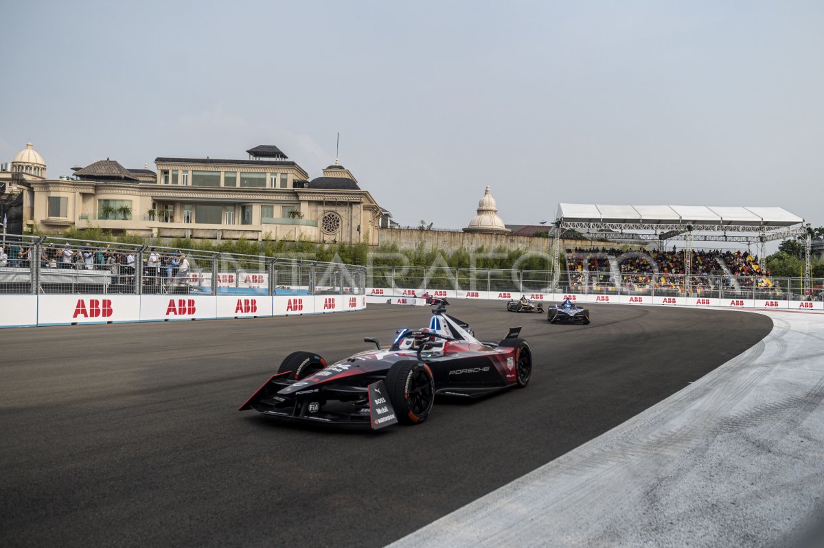Pascal Wehrlein juara balapan Formula E Jakarta