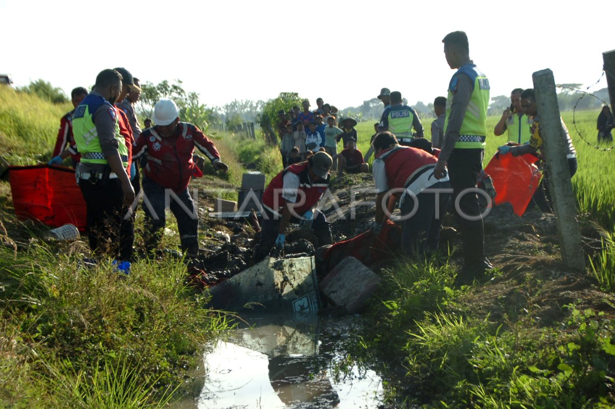 Kecelakaan Bus Di Jalan Tol Pejagan Pemalang | ANTARA Foto