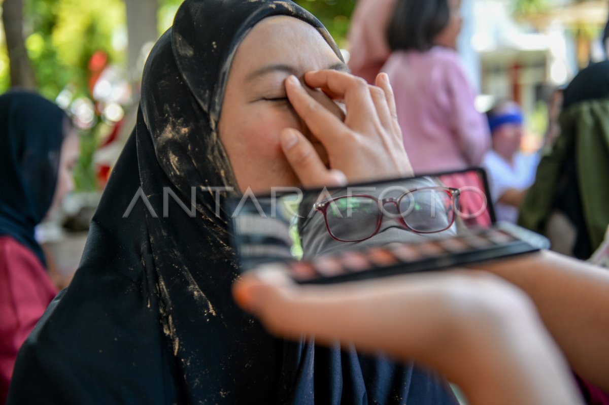 Lomba Merias Wajah Dengan Menutup Mata Antara Foto