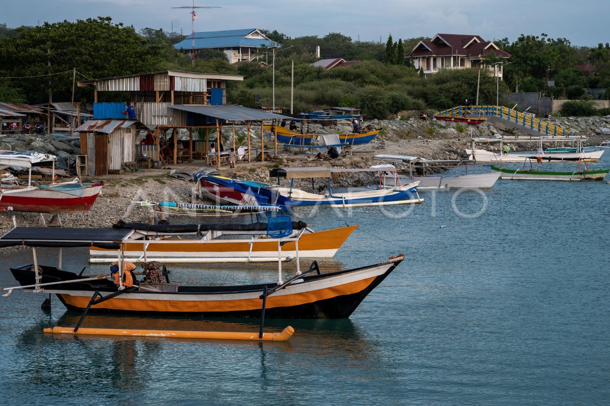Jasa penyewaan perahu di Teluk Palu