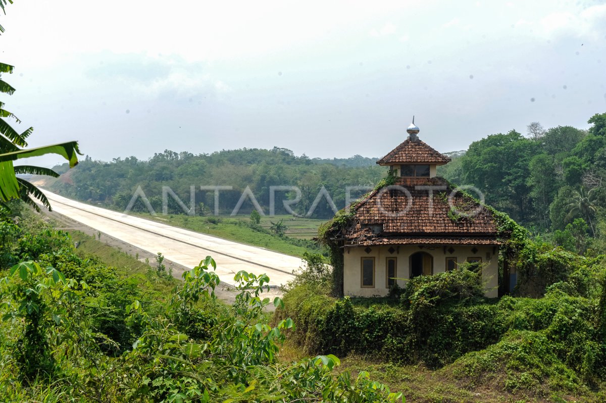 Mushola di tengah proyek tol Serang-Panimbang