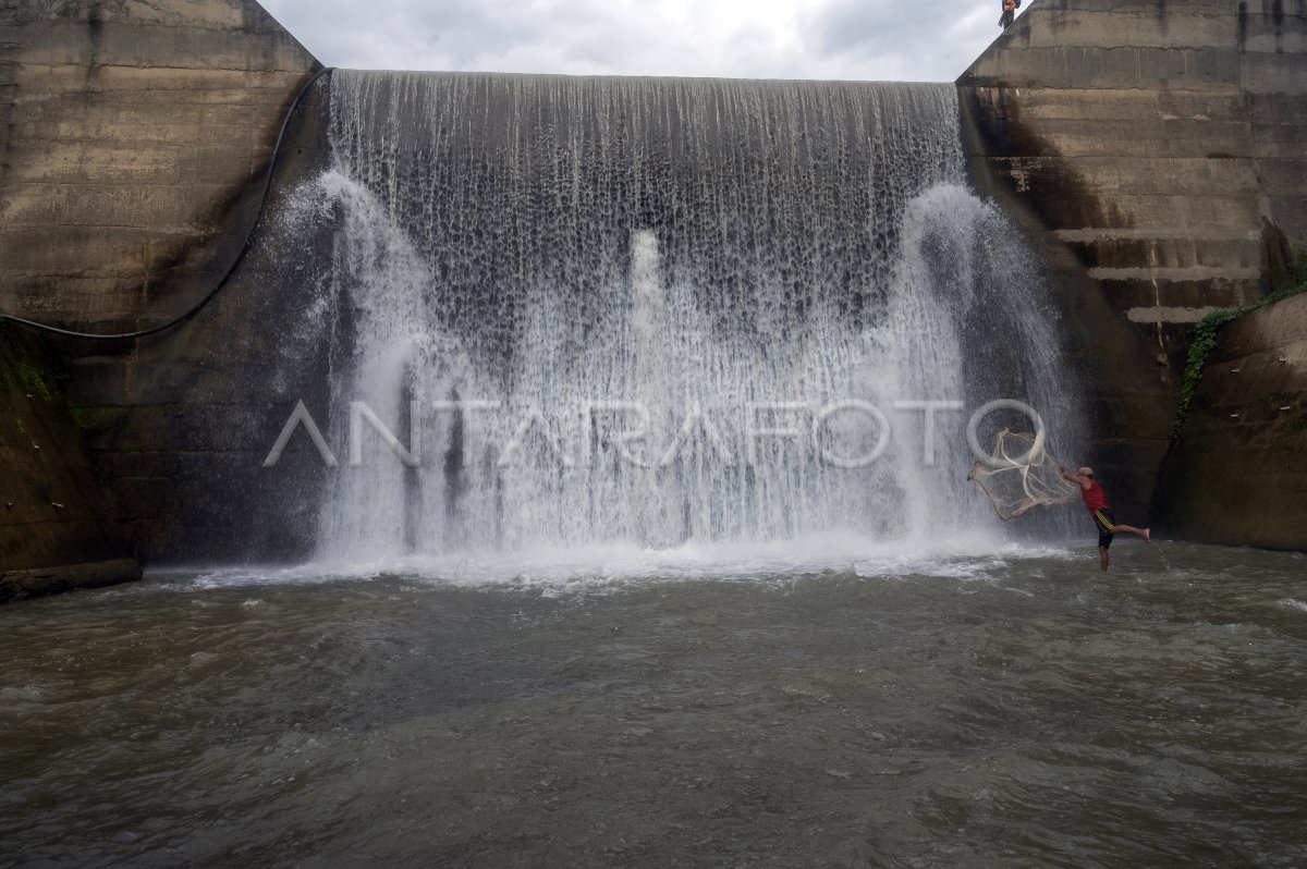 Menjala Ikan Di Sabo Dam Antara Foto