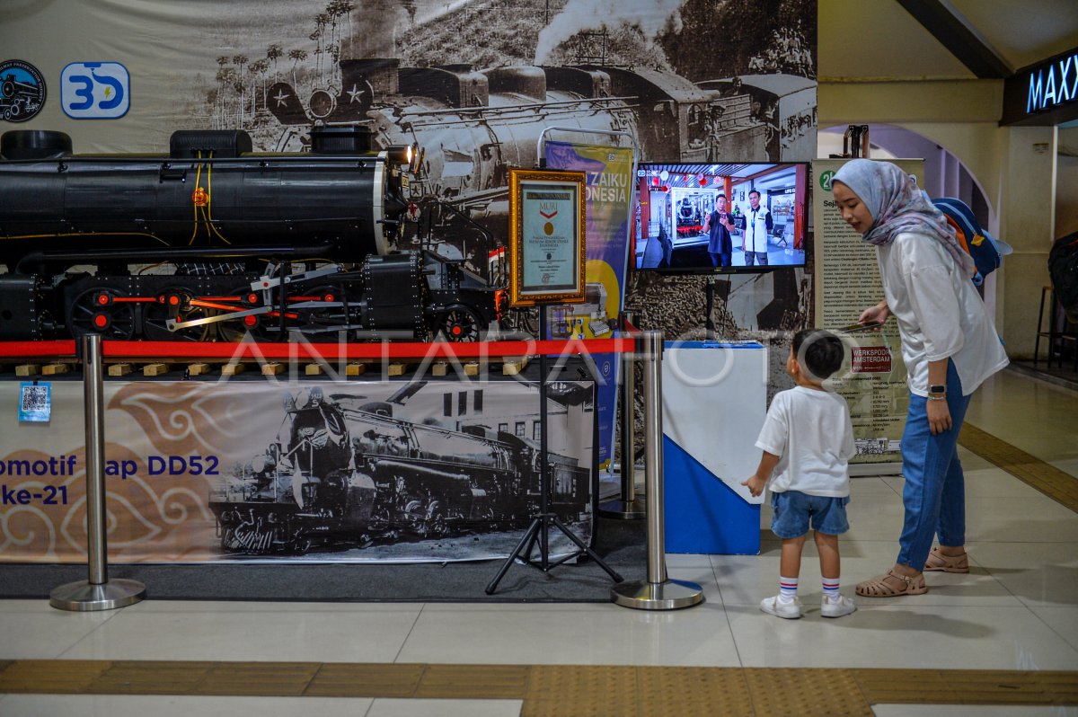 Miniatur Lokomotif Uap Terbesar Di Indonesia | ANTARA Foto