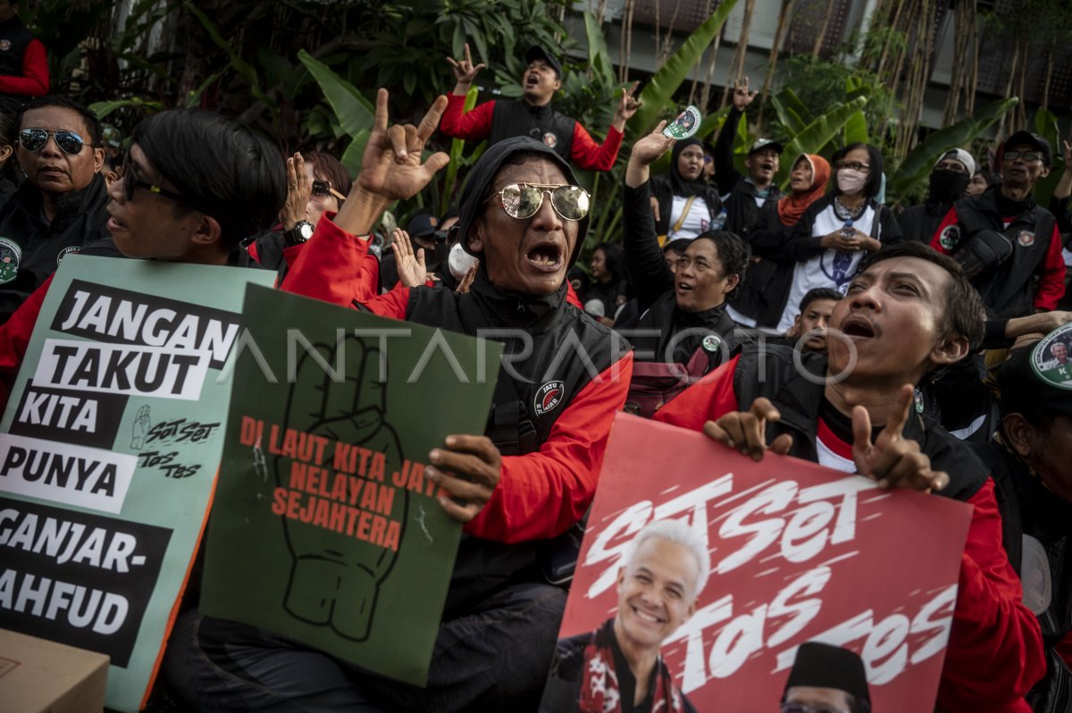 Relawan Ganjar-Mahfud Hadir Pada Debat Kelima Pilpres 2024 | ANTARA Foto