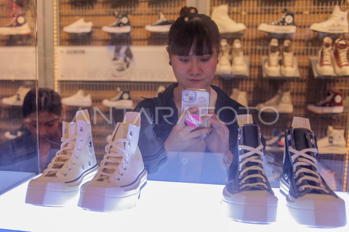 Peluncuran gerai sepatu Converse Indonesia | ANTARA Foto