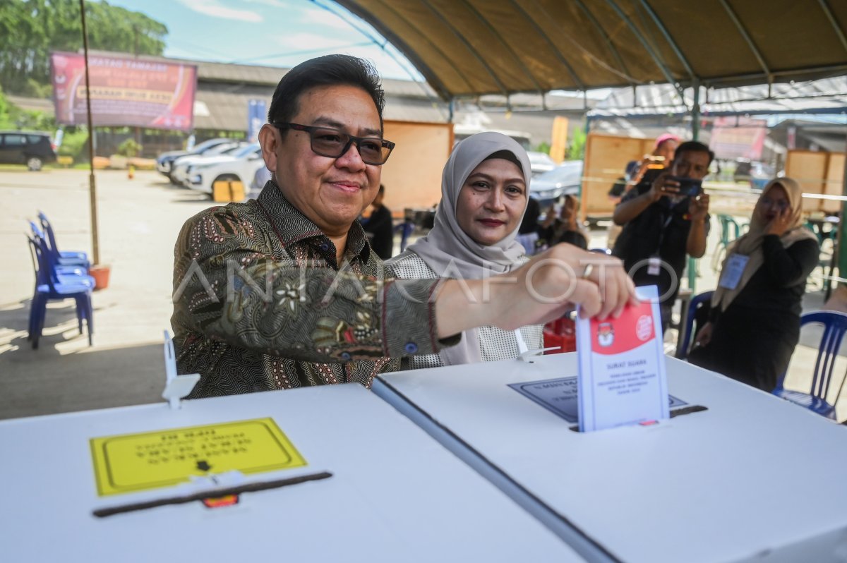 Sekretaris OIKN Gunakan Hak Pilih Di TPS Khusus | ANTARA Foto