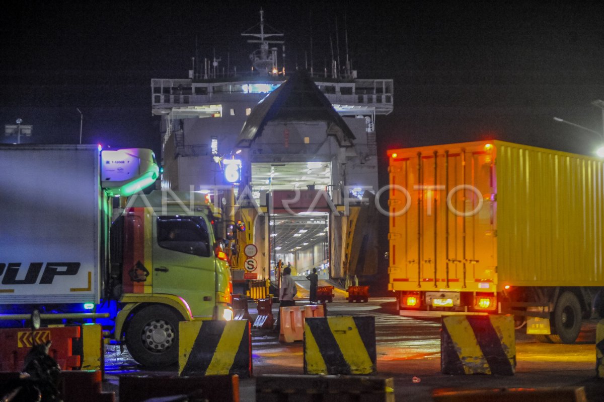 Arus Penyeberangan Pelabuhan Merak Bakauheni Kembali Normal Antara Foto