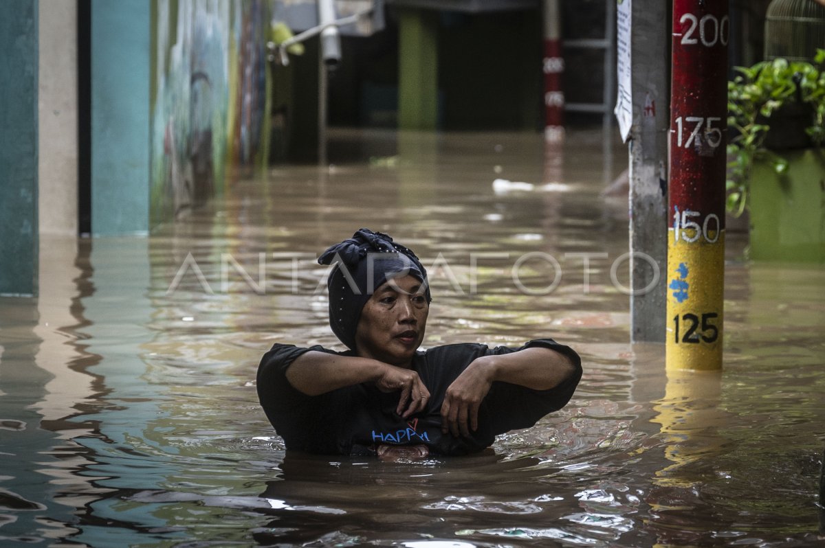 Banjir Luapan Ciliwung Di Kebon Pala Jakarta Antara Foto