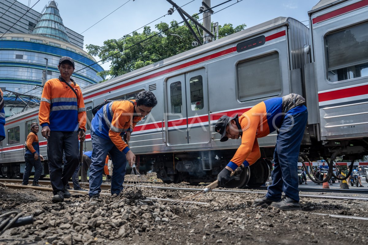 Penanganan Jalur Rel Kereta Pascakereta Anjlok | ANTARA Foto