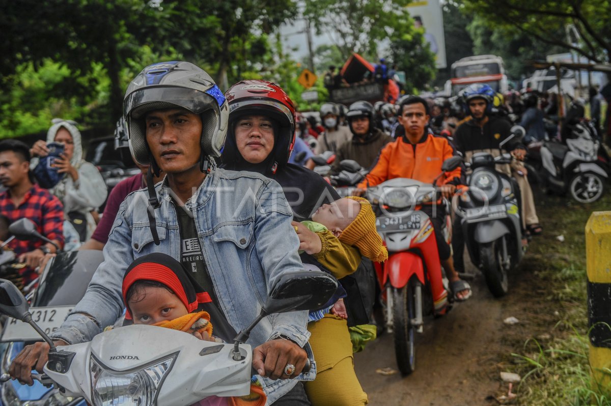 Wisata Menuju Pantai Anyer Membludak Antara Foto