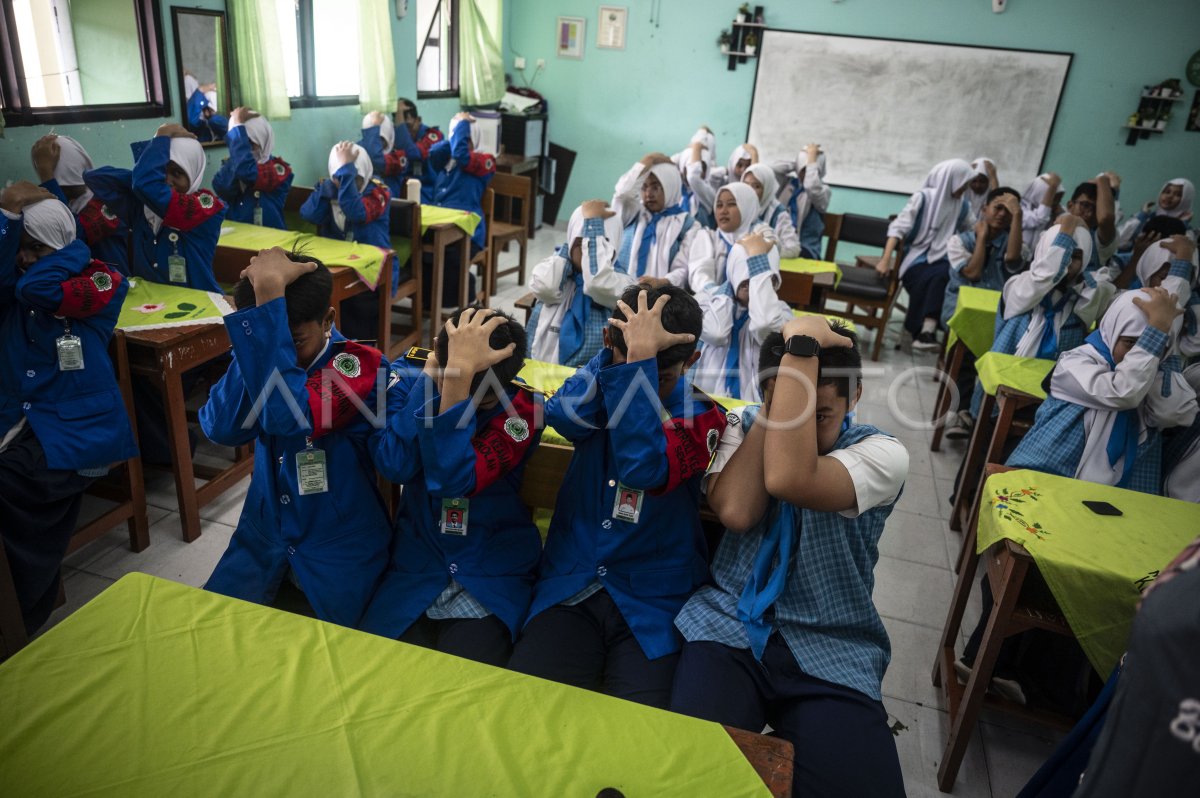 Simulasi Mitigasi Bencana Di Sekolah | ANTARA Foto