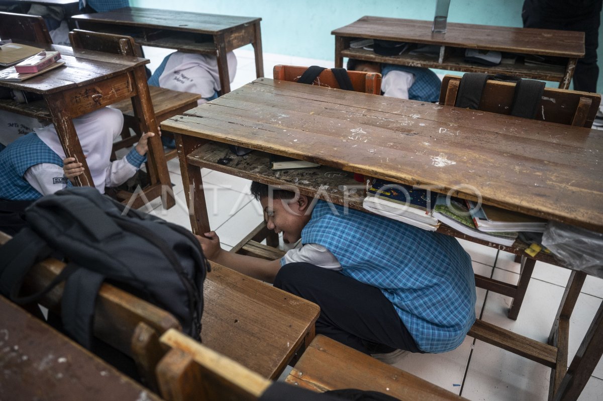 Simulasi Mitigasi Bencana Di Sekolah | ANTARA Foto