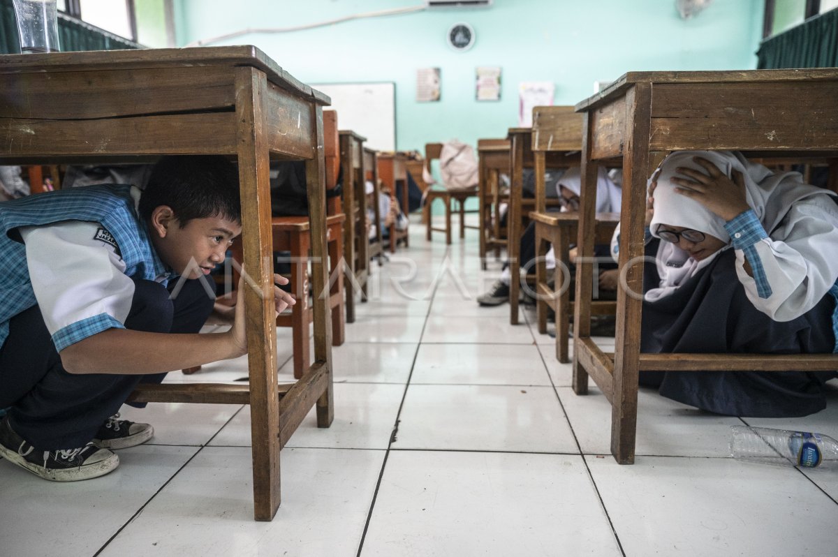 Simulasi Mitigasi Bencana Di Sekolah | ANTARA Foto