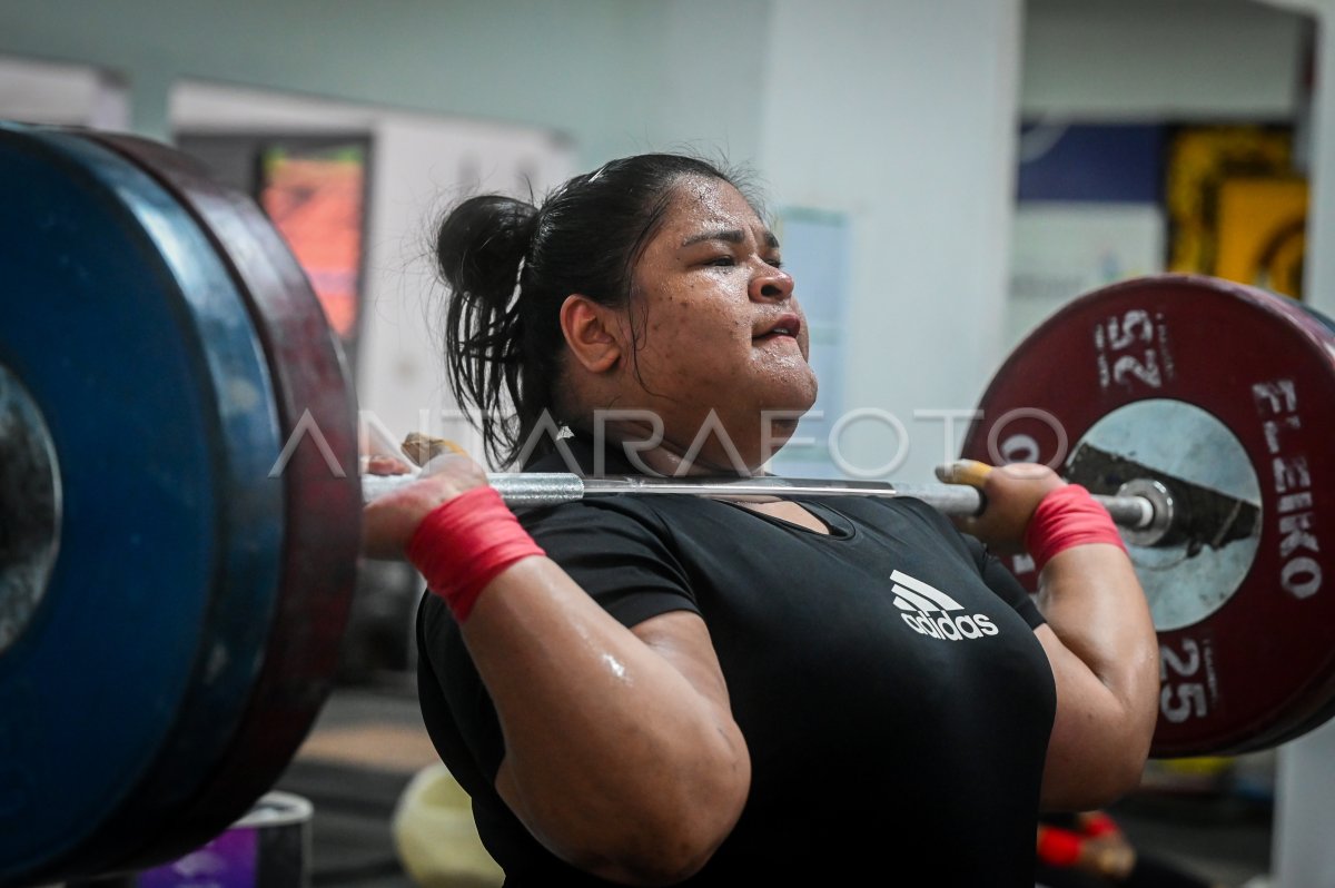 Latihan Angkat Besi Jelang Olimpiade Paris 2024 | ANTARA Foto