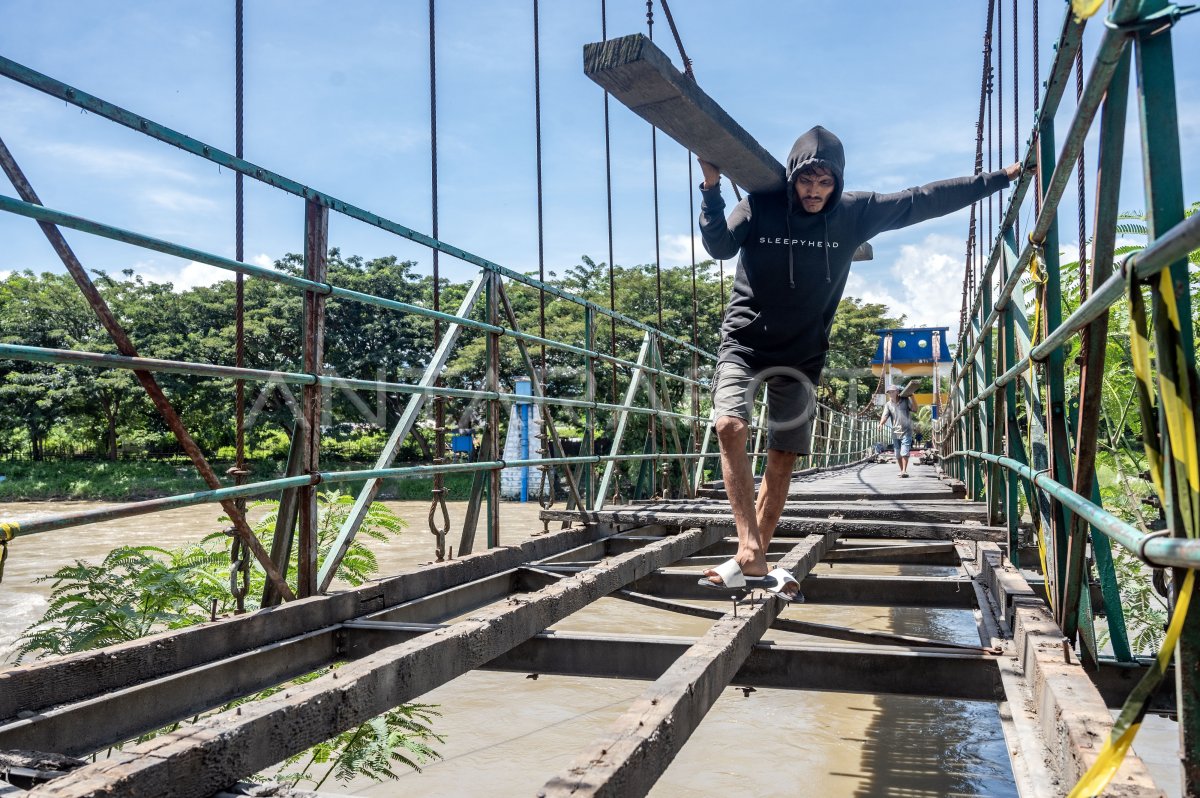 Perbaikan Jembatan Gantung Di Palu Antara Foto