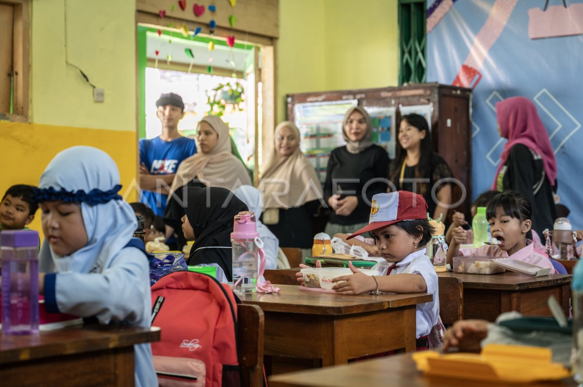 Hari pertama masuk sekolah di Jakarta | ANTARA Foto