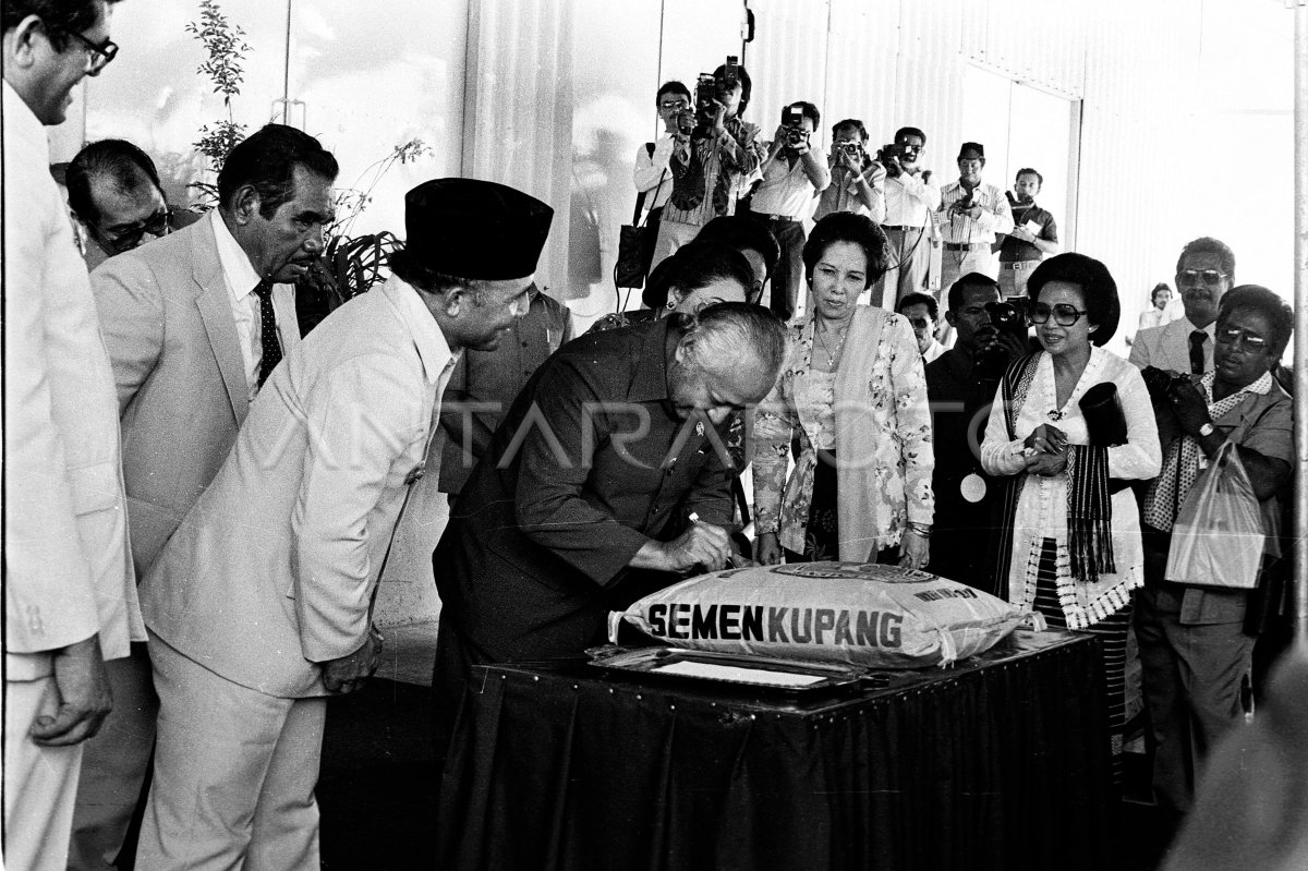 Presiden Soeharto Meresmikan Pabrik Semen Kupang Antara Foto