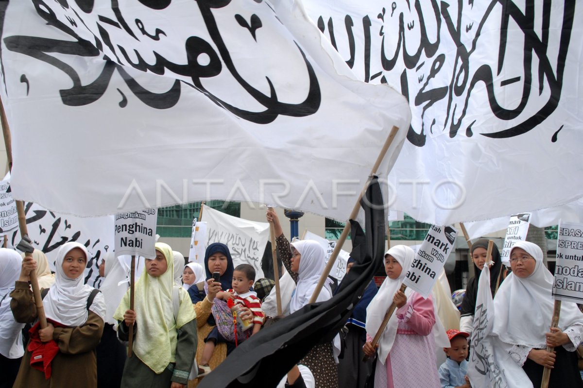 AKSI HIZBUT TAHRIR INDONESIA ANTARA Foto   Aksi Hizbut Tahrir Indonesia Kre Dom 