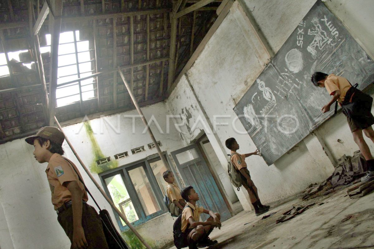 BANGUNAN SEKOLAH DASAR RUSAK | ANTARA Foto