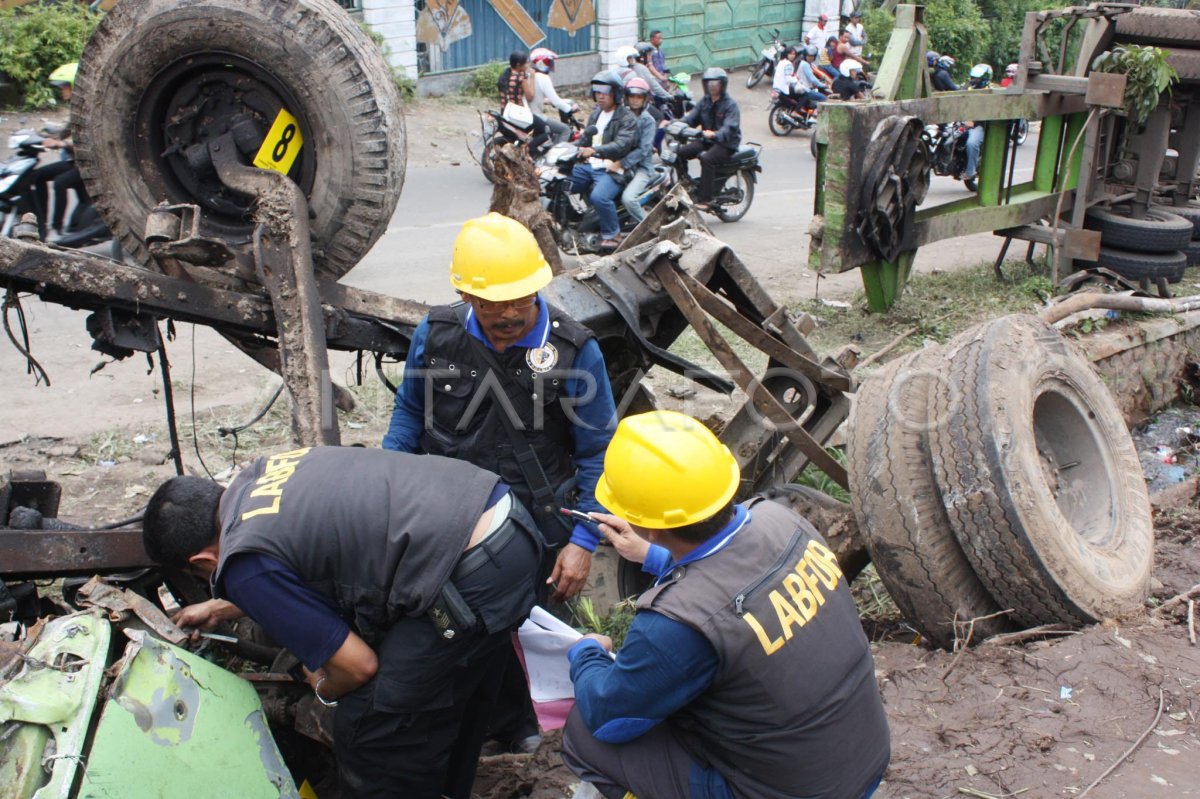 KECELAKAAN BERUNTUN | ANTARA Foto