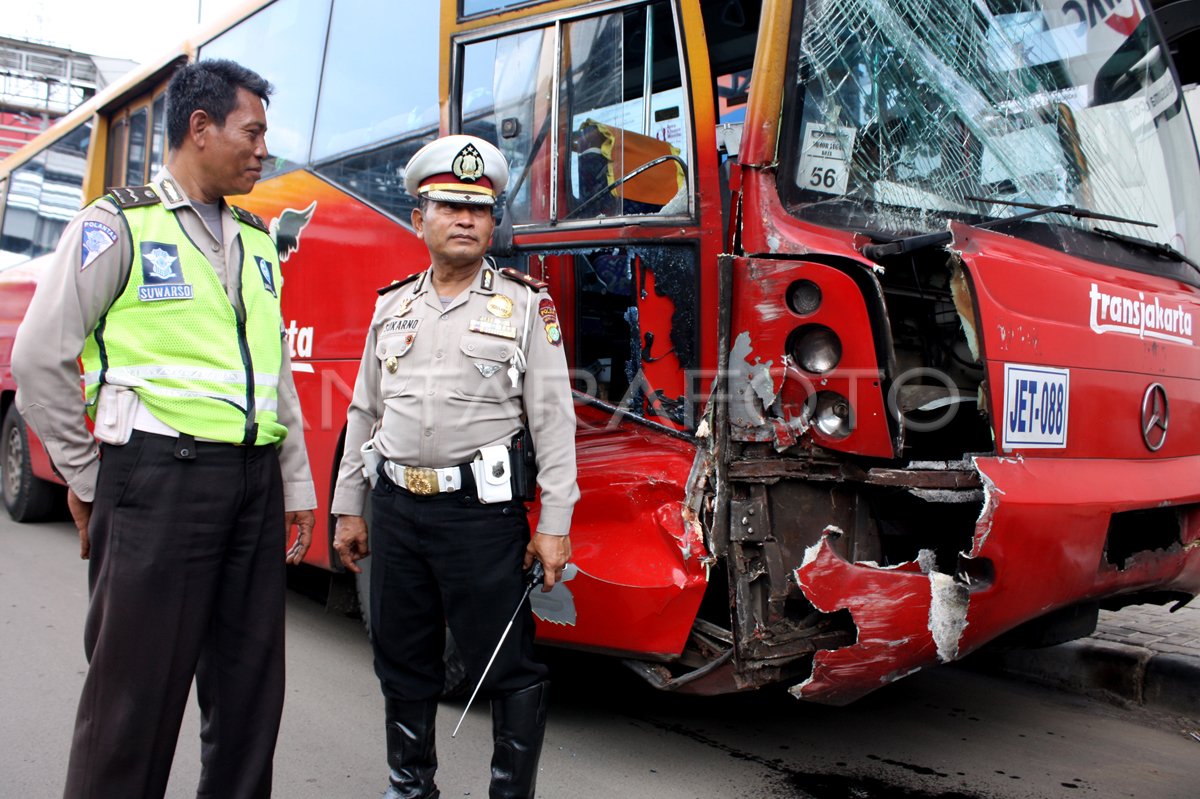 KECELAKAAN BUS TRANSJAKARTA | ANTARA Foto