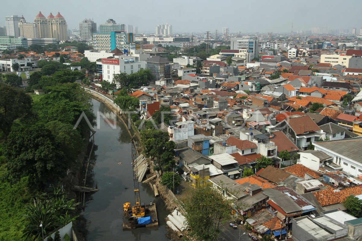 NORMALISASI KALI CILIWUNG | ANTARA Foto