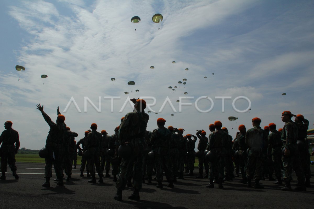 TERJUN STATIC PASKHAS TNI-AU | ANTARA Foto