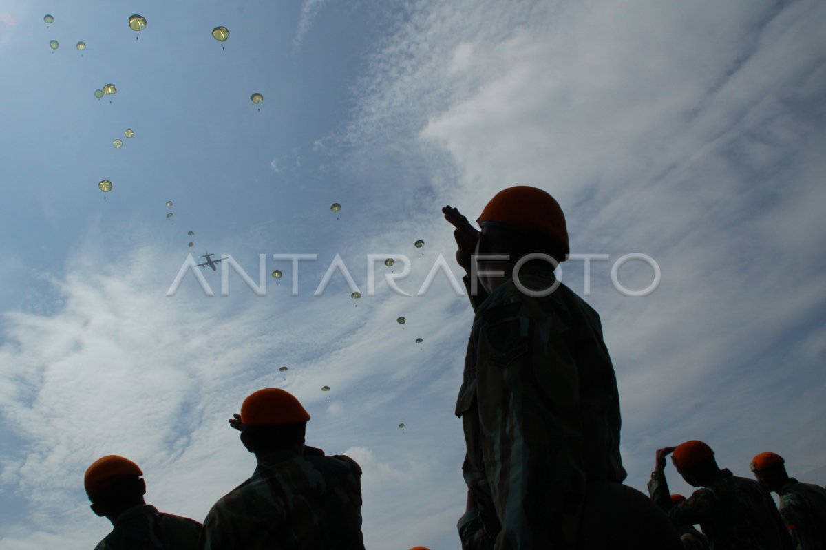 TERJUN STATIC PASKHAS TNI-AU | ANTARA Foto