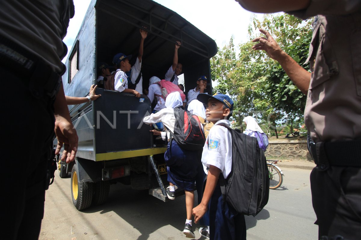 ANGKUTAN UNTUK PELAJAR | ANTARA Foto