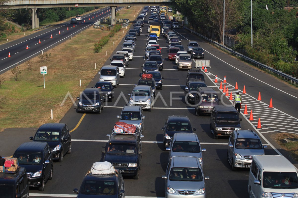 ANTREAN DI TOL PALIKANCI-CIPALI | ANTARA Foto