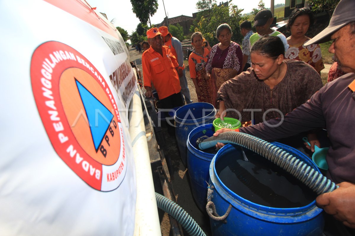 BANTUAN AIR BERSIH | ANTARA Foto