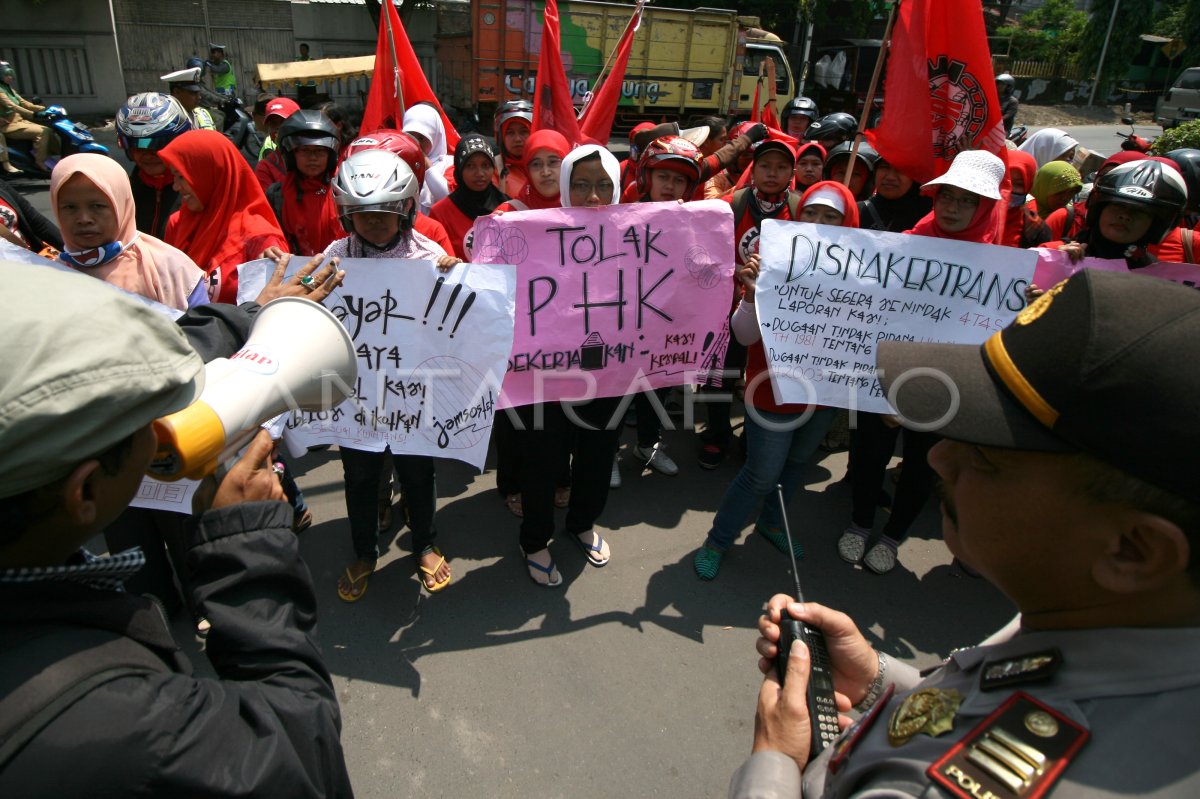 TUNTUT PEMBAYARAN PESANGON | ANTARA Foto