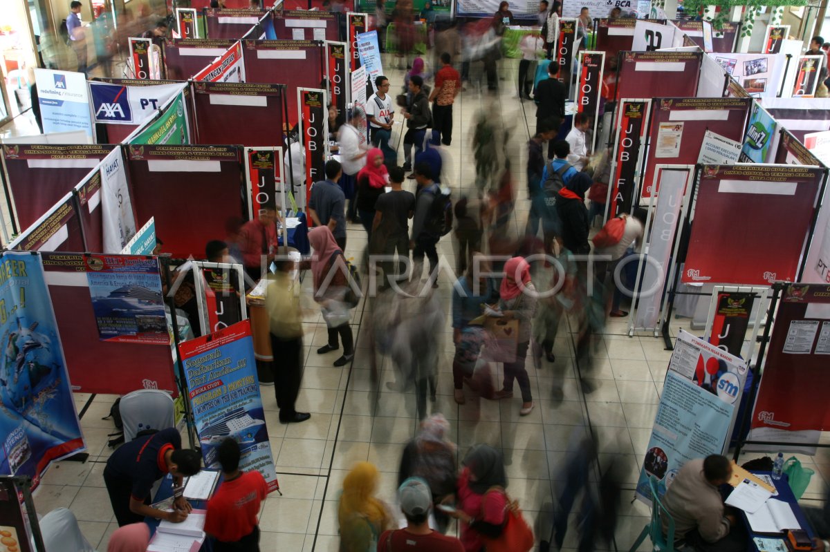 TEKAN JUMLAH PENGANGGURAN TERDIDIK | ANTARA Foto