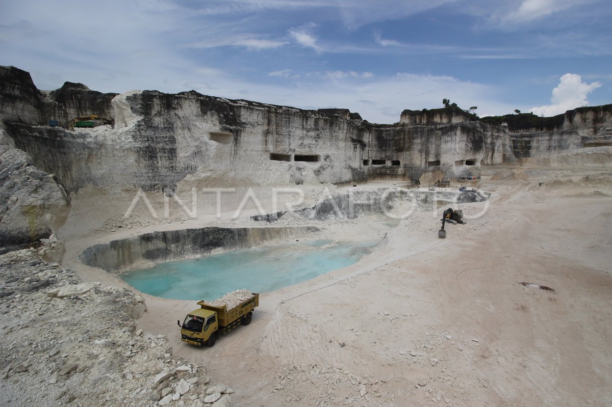 PENAMBANGAN BATU KAPUR | ANTARA Foto