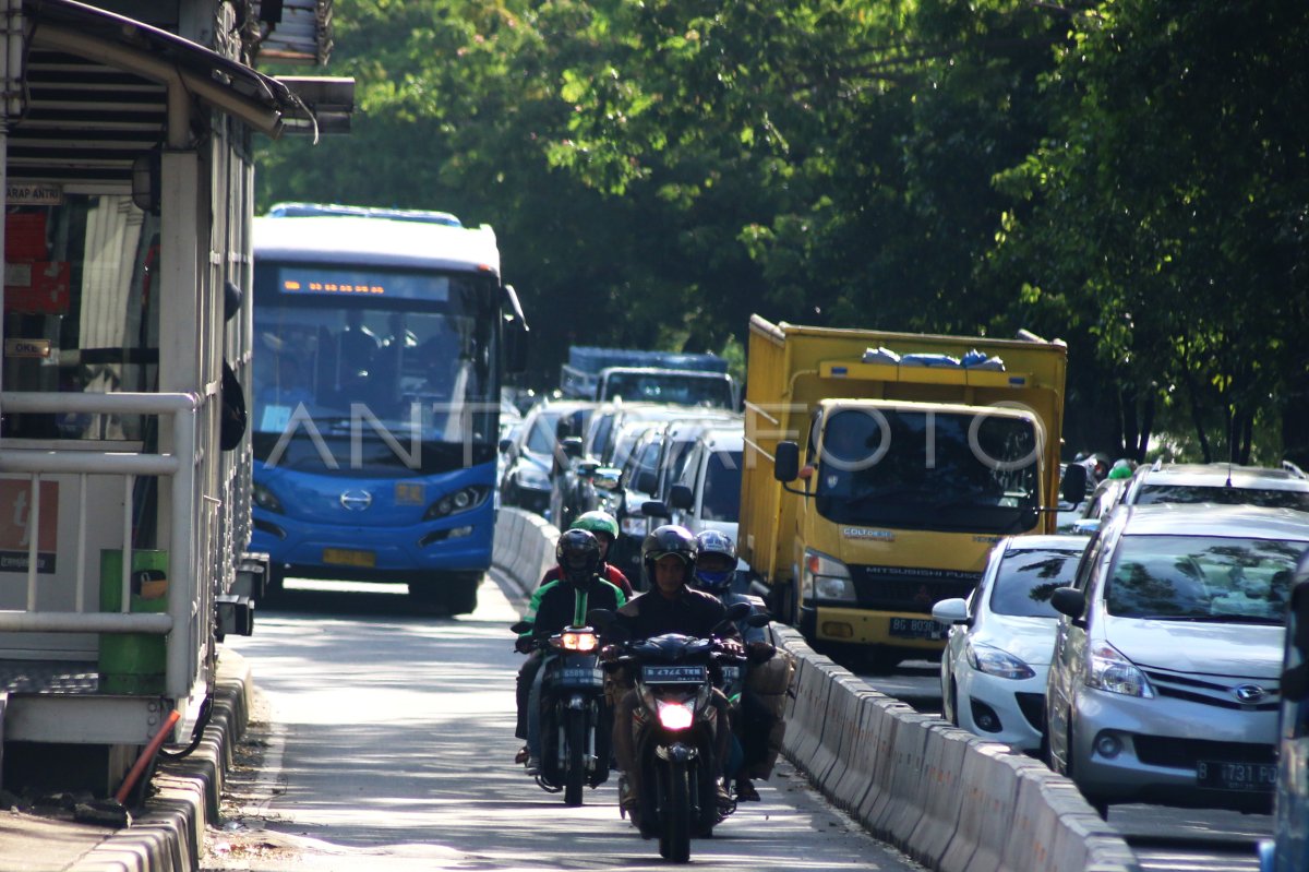 Sterilisasi Jalur Busway Tidak Maksimal Antara Foto