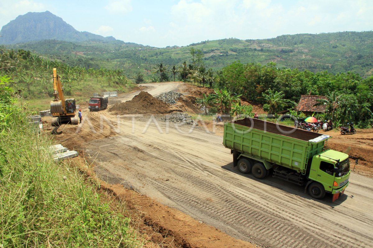 PEMBANGUNAN JALUR LINTAS SELATAN | ANTARA Foto