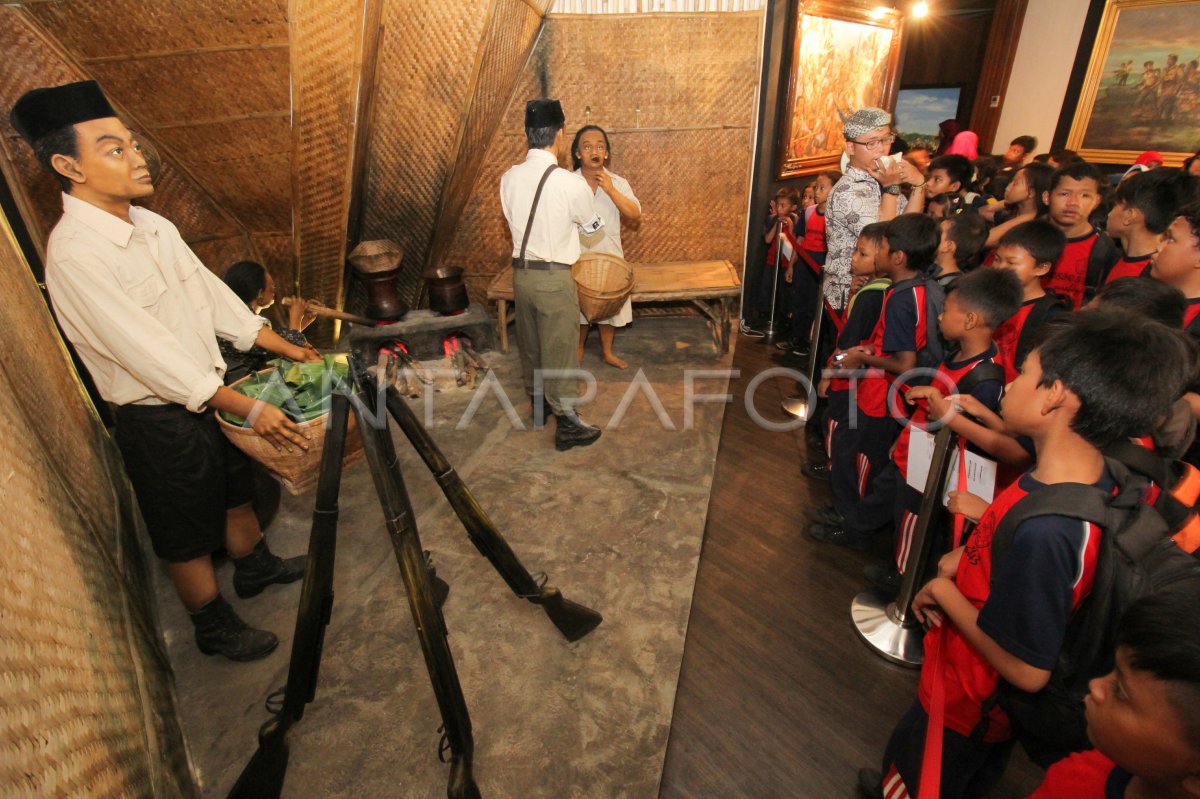 PEMBELAJARAN SEJARAH DI MUSEUM | ANTARA Foto