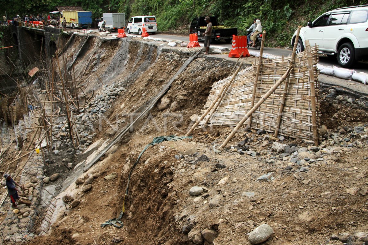 PERBAIKAN JALAN NASIONAL YANG LONGSOR | ANTARA Foto