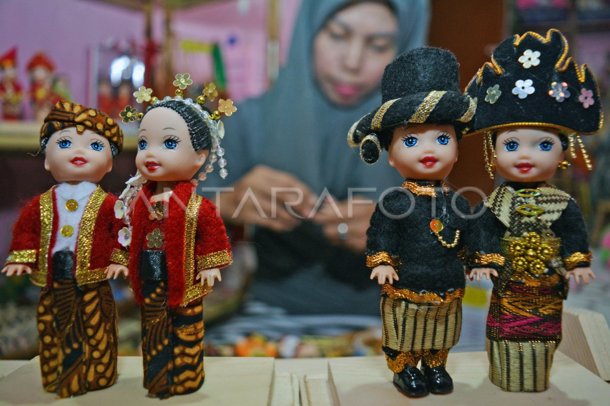 Kerajinan Miniatur Boneka Adat Nusantara Antara Foto