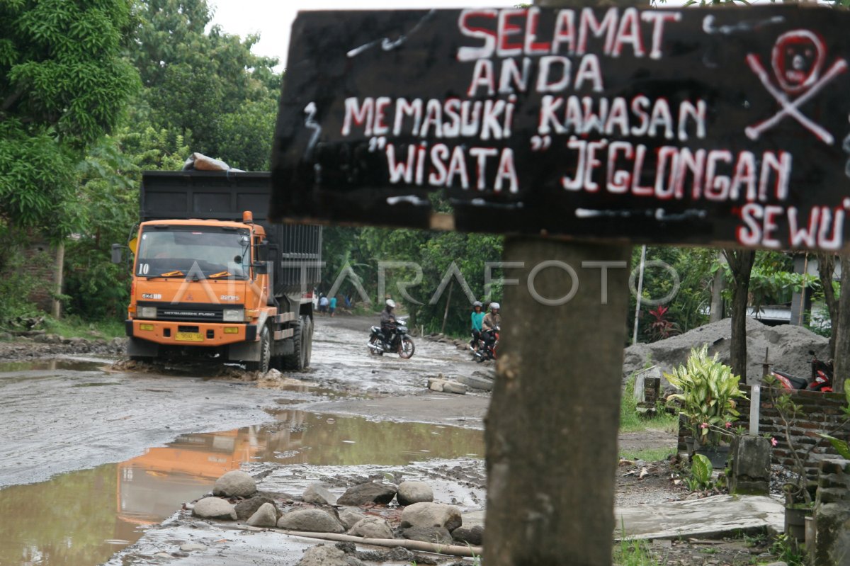 Jalur Utama Angkutan Barang Rusak Antara Foto