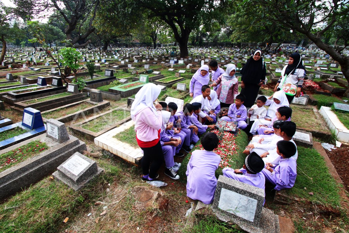 ZIARAH MAKAM JELANG RAMADAN | ANTARA Foto