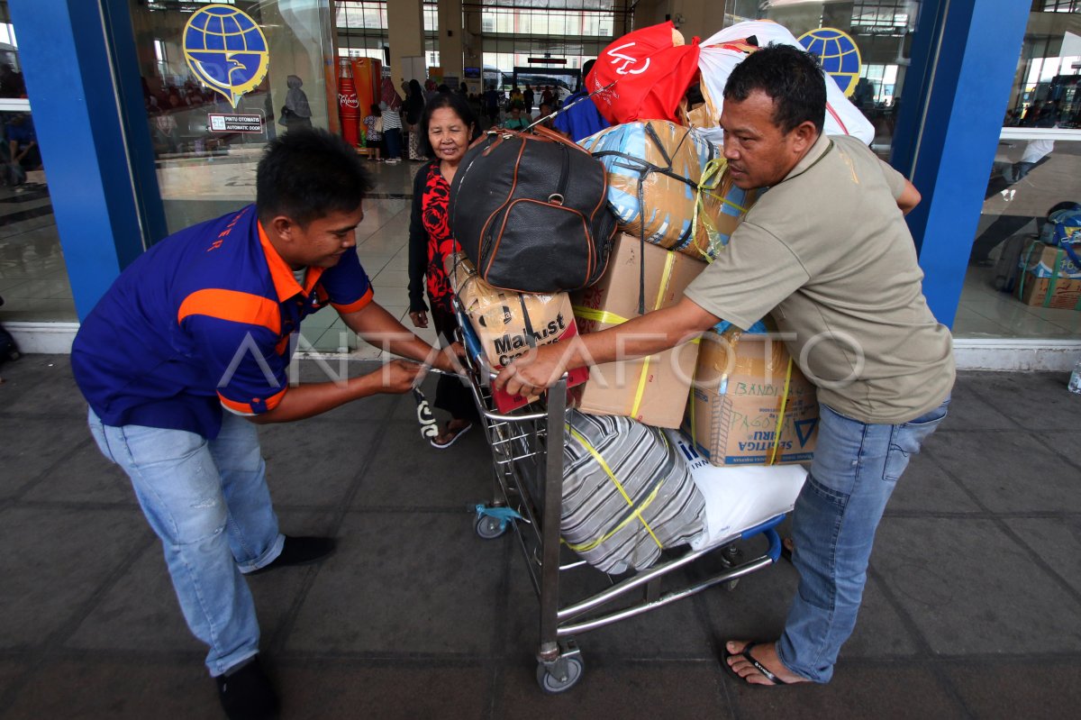 ARUS MUDIK TERMINAL PULO GEBANG | ANTARA Foto