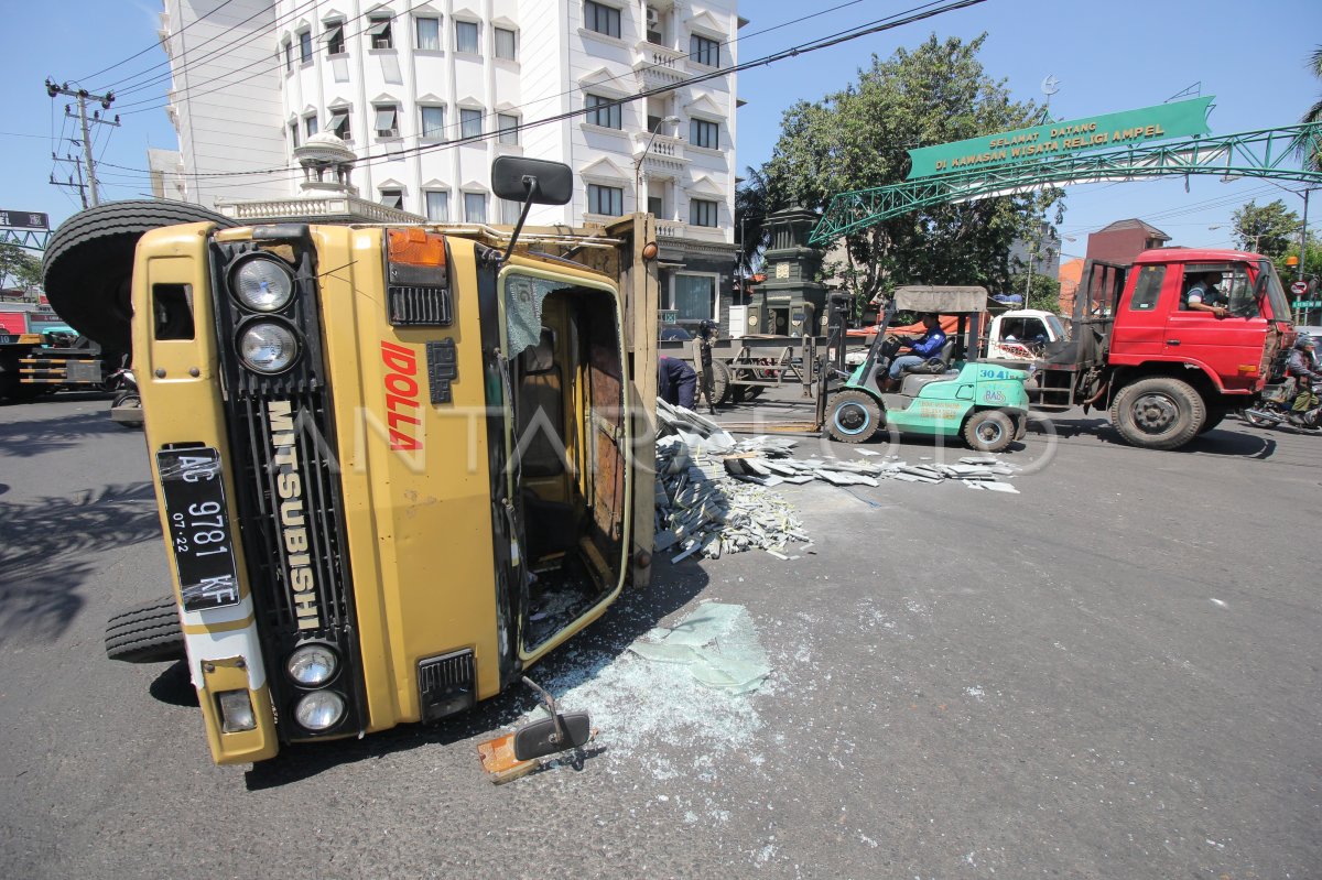 Truk Kelebihan Muatan Antara Foto