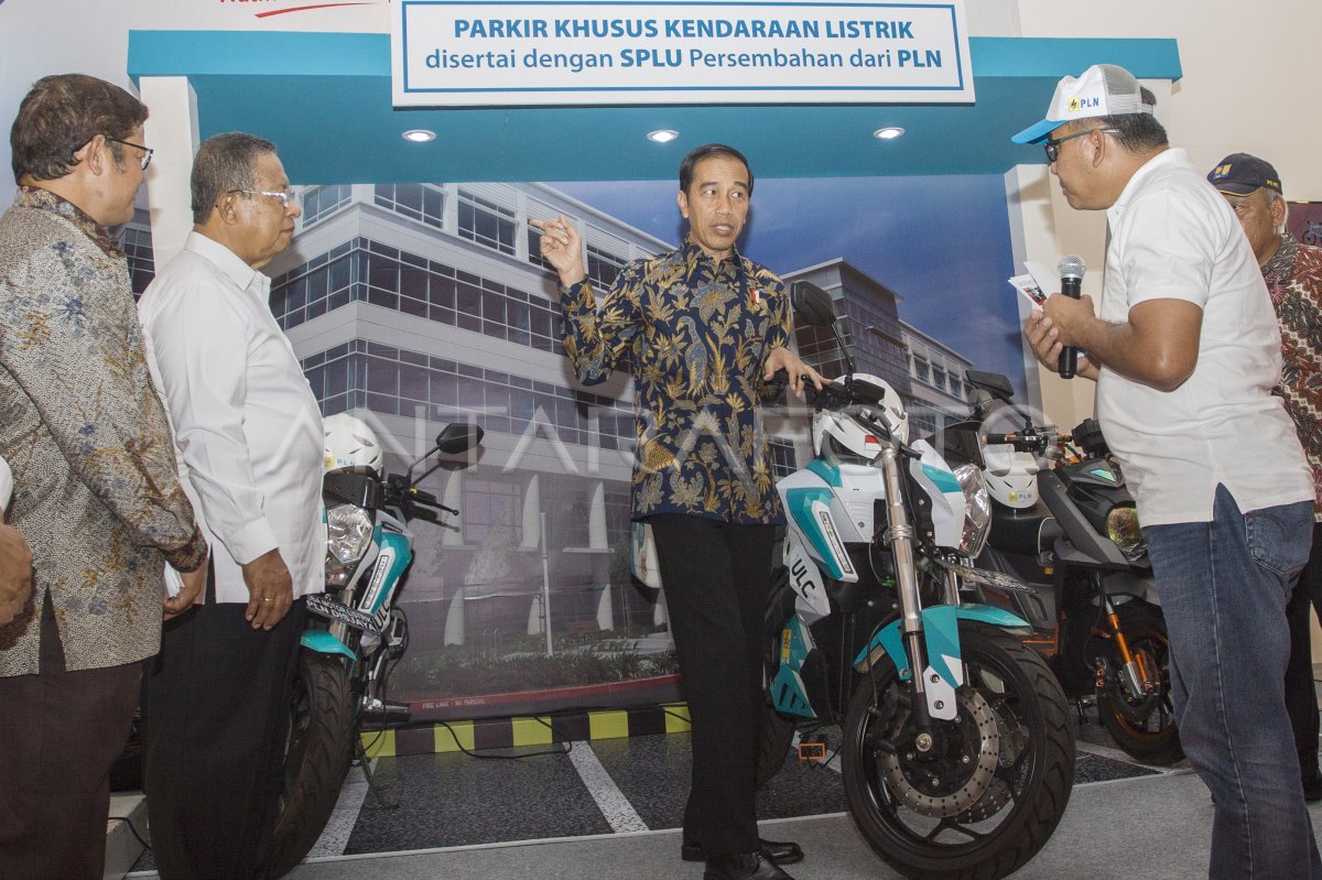 Jokowi Melihat Motor Listrik Antara Foto 7272