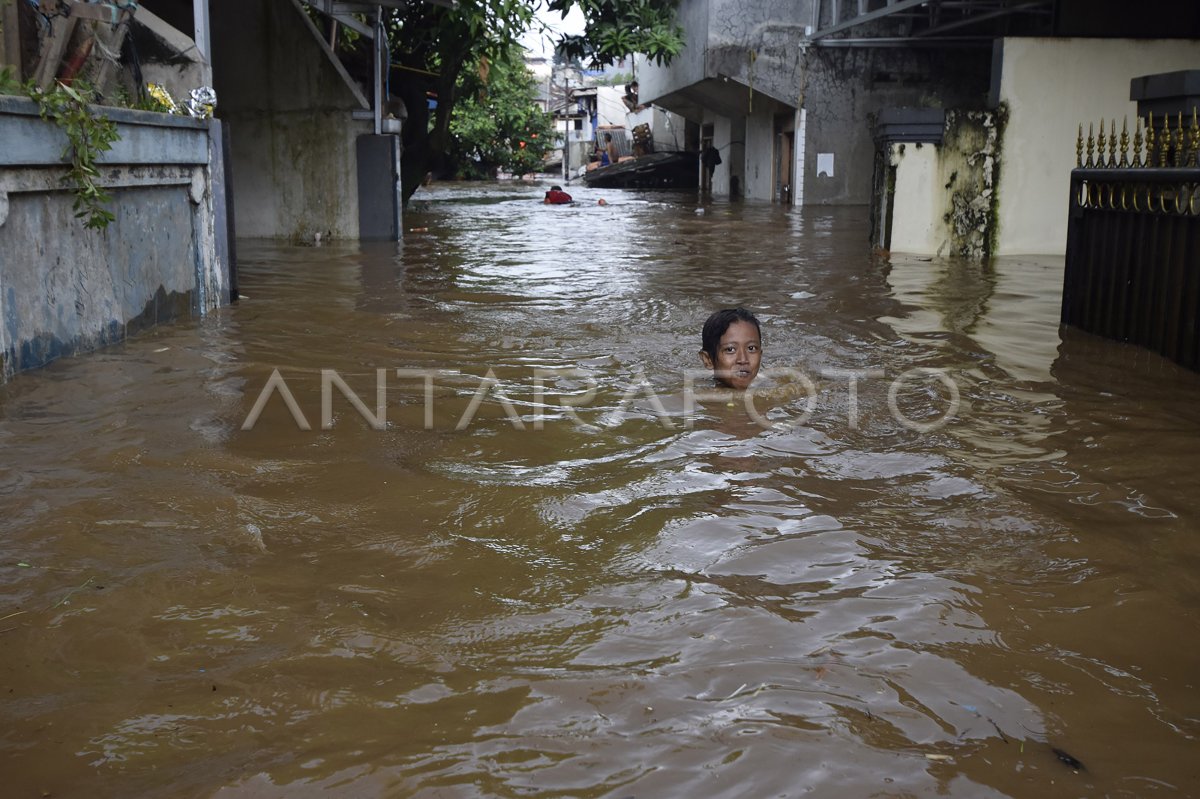 BANJIR LUAPAN SUNGAI CILIWUNG | ANTARA Foto