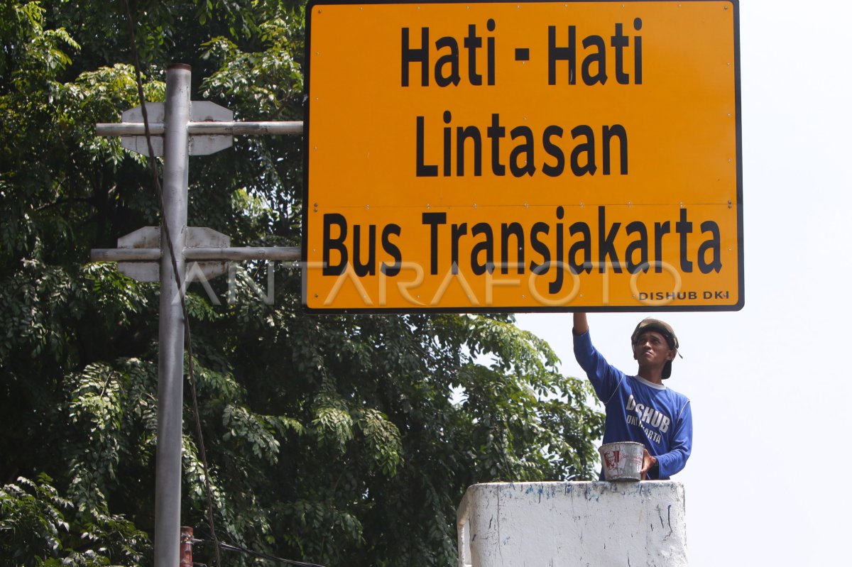 Perawatan Rambu Jalan Antara Foto