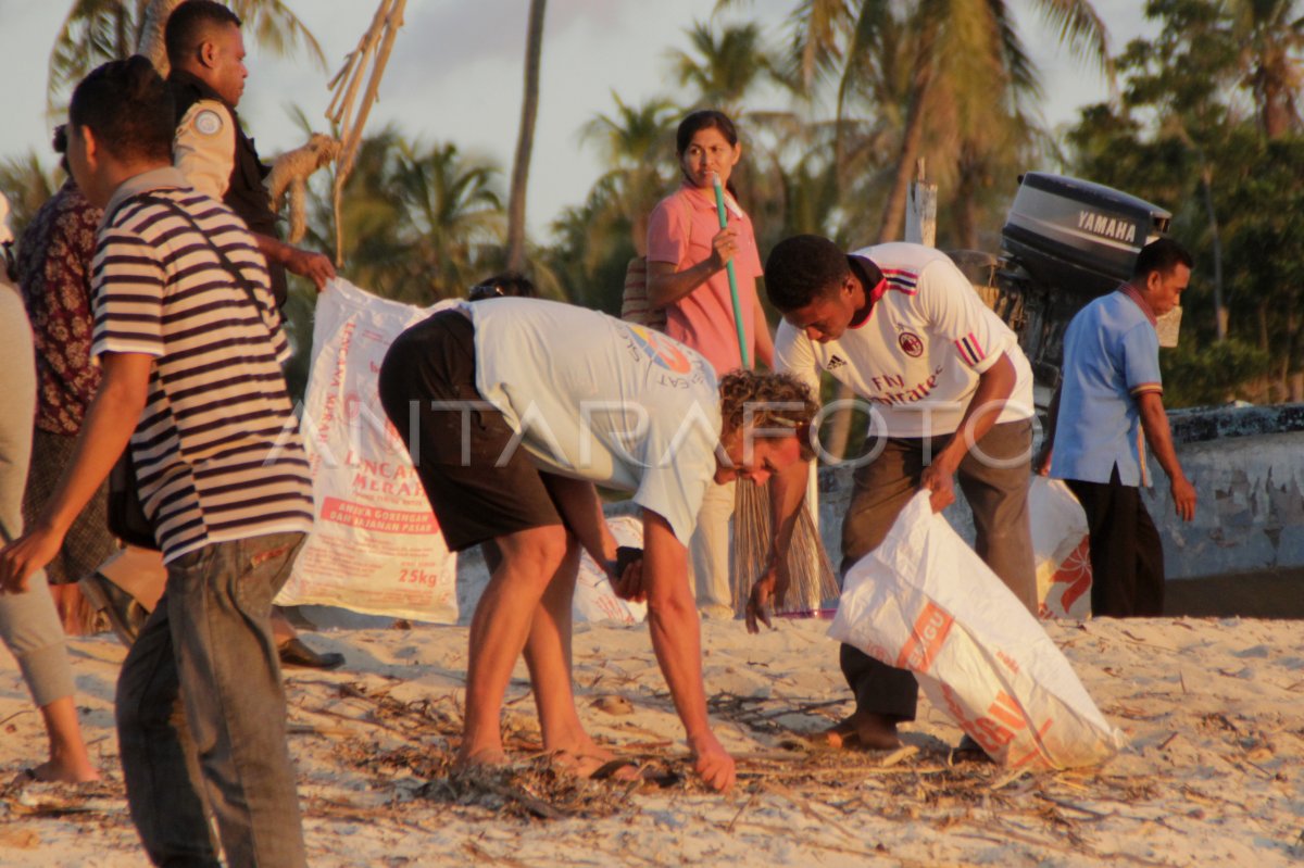 Aksi Bersih Sampah Pantai Antara Foto 0024