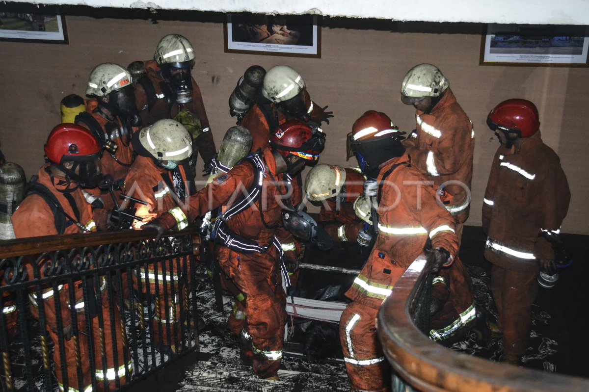 KEBAKARAN GEDUNG KEMENHUB | ANTARA Foto